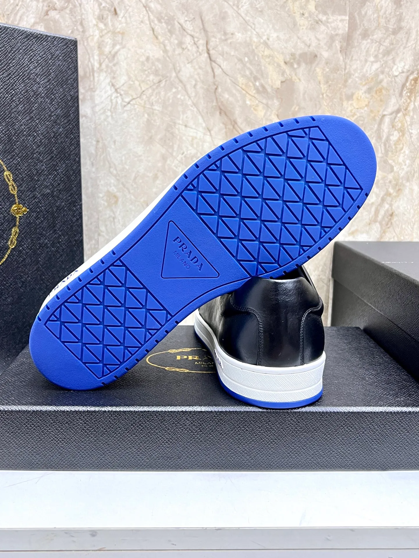 💰620 Prada classic men’s lace-up casual shoes｜Imported cowhide upper｜Layered stitching design on the upper Lightweight and breathable｜Soft and comfortable｜PRADA letters on the side｜Distinctive sporty style Showing the brand style｜Lightweight embossed rubber sole｜With cowhide foot pad lining｜Excellent foot feel Fashionable and elegant｜Size: 38-44 (customized at 45)